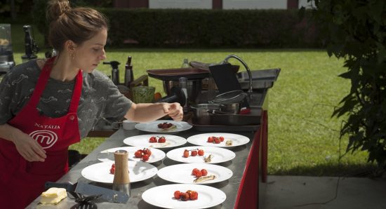 Natália cozinha em prova do MasterChef