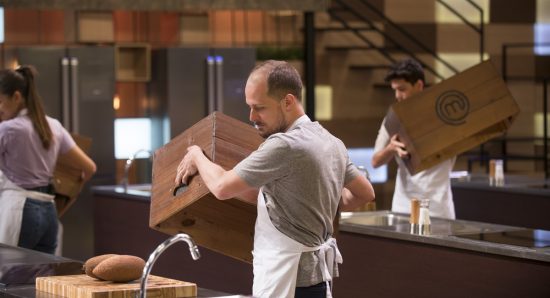 Edu pôde trocar de fruta na prova do MasterChef, mas não quis