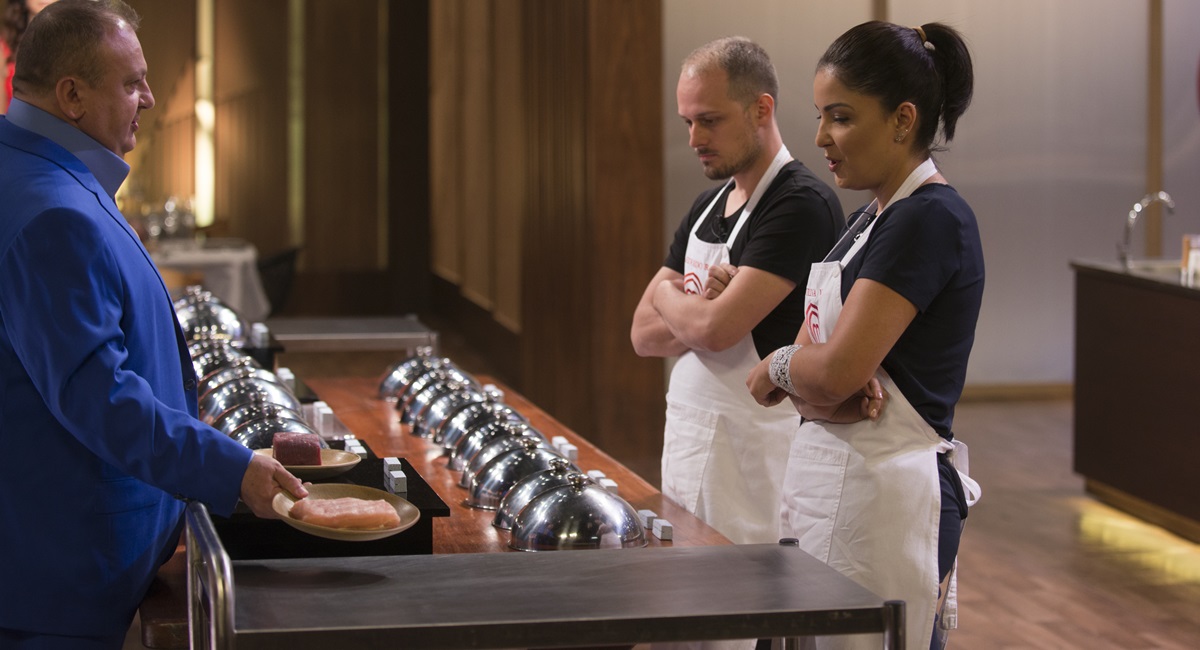 Eduardo e Juliana se espantam com a quantidade de ingredientes obrigatórios