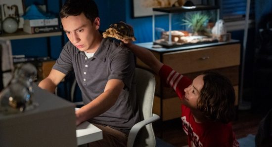 Sam e Casey brincam com um jabuti em cena da terceira temporada de Atypical