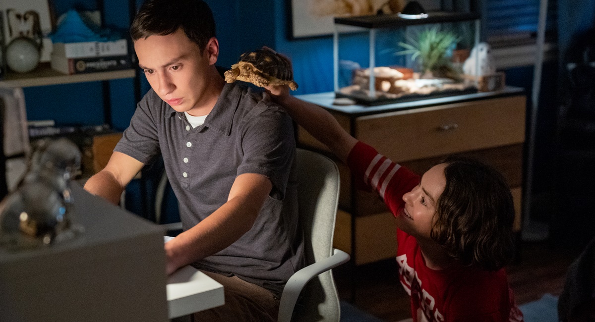 Sam e Casey brincam com um jabuti em cena da terceira temporada de Atypical
