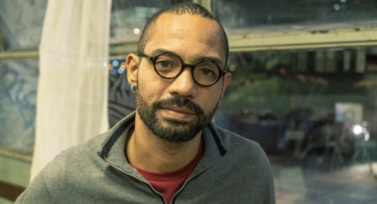 Silvio Guindane vive o professor Marco André na série Segunda chamada