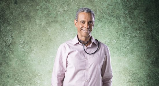 Ator Jorge Lucas como Mauri na novela Bom Sucesso