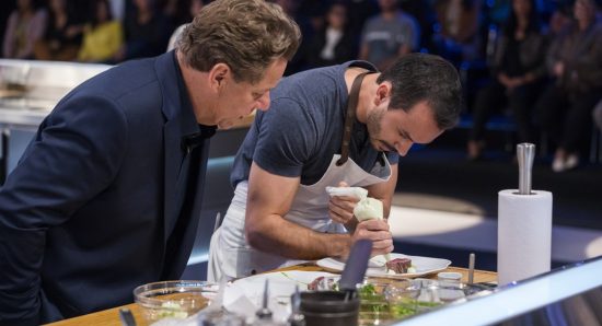 Claude Troisgros observa Lui Veronese cozinhando no Mestre do sabor
