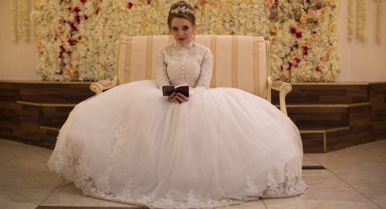 Cena da minissérie Nada ortodoxa, da Netflix