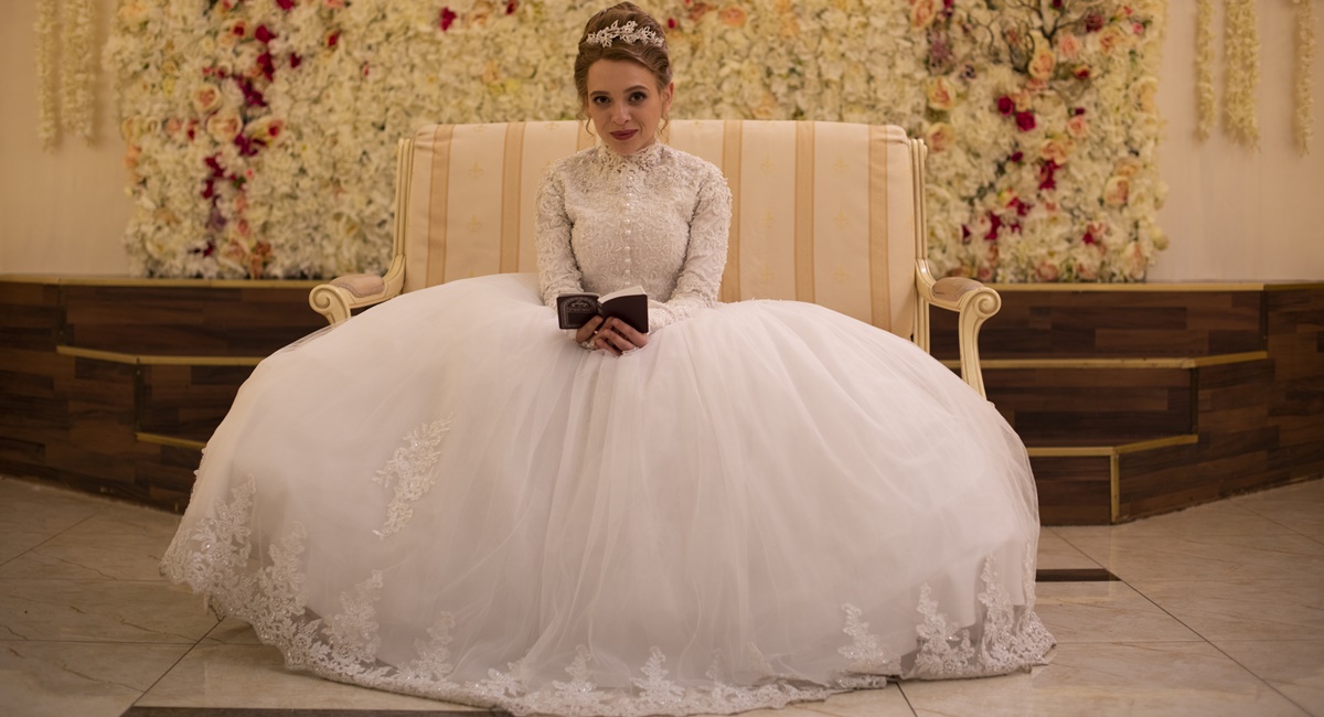 Cena da minissérie Nada ortodoxa, da Netflix