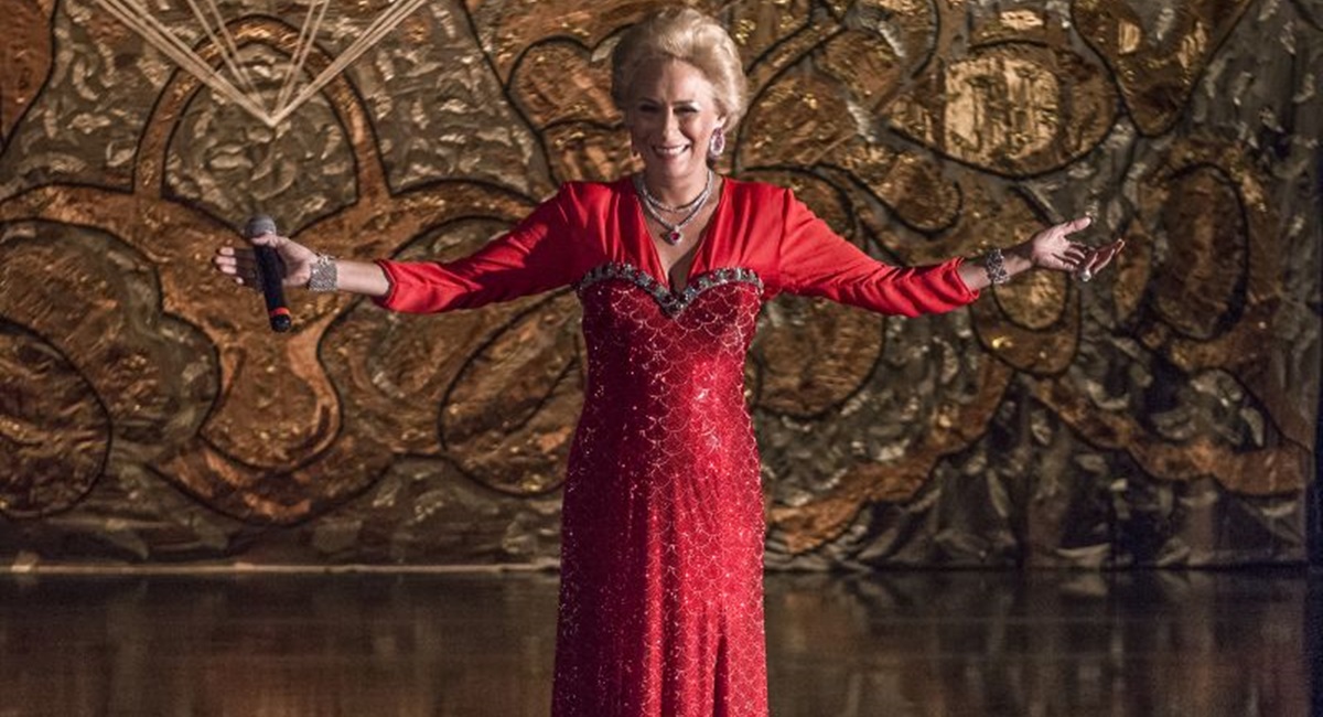 Andrea Beltrão em cena da minissérie Hebe