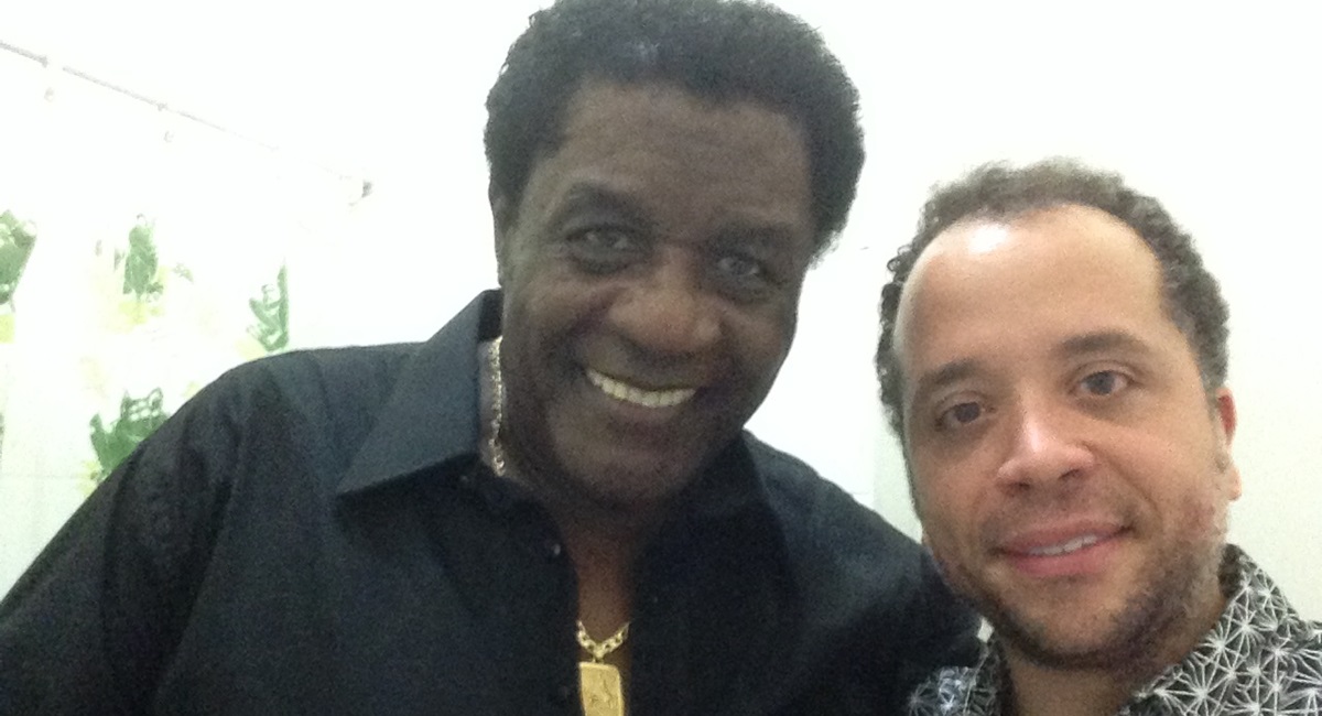 No bastidores de um trabalho, ao lado de Tony Tornado