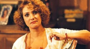 Eliane Giardini como Santinha na novela A indomada