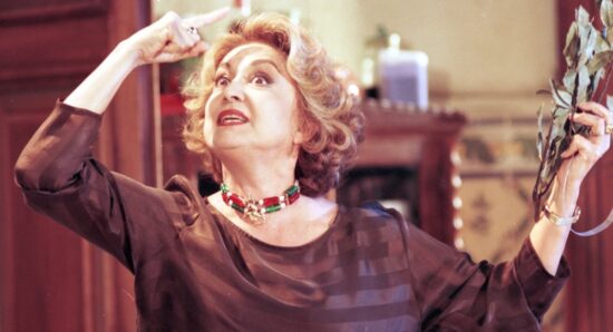 Eva Wilma como Altiva na novela A indomada