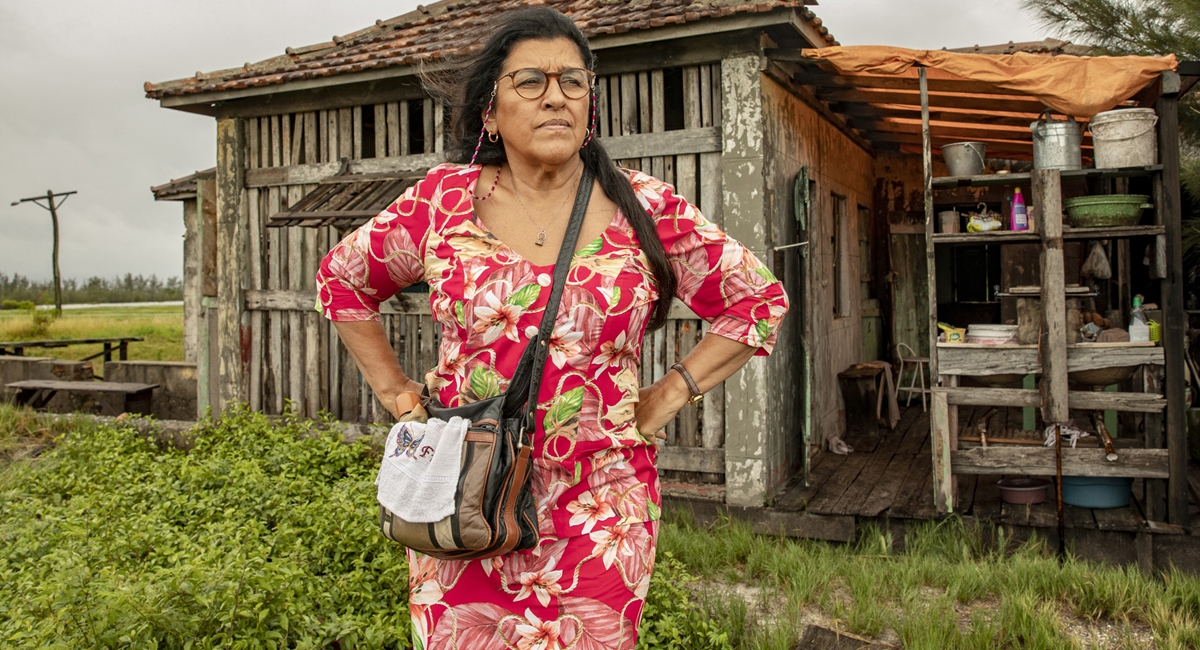 Regina Casé como Lurdes na novela Amor de mãe