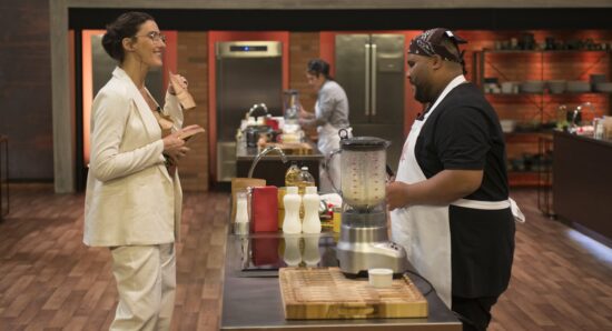 Paola Carosella dá dicas a Arley durante prova do MasterChef 2020