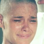 Cena marcante em que Camila raspa a cabeça na novela Laços da Família