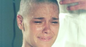 Cena marcante em que Camila raspa a cabeça na novela Laços da Família