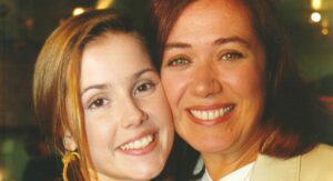 Deborah Secco e Lilia Cabral como Iris e Ingrid na novela Laços de família