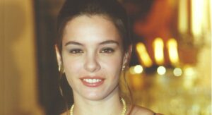 Regianne Alves como Clara na novela Laços de família
