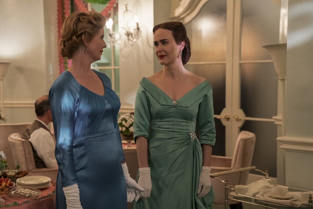 Sarah Paulson e Cynthia Nixon em cena da série Ratched