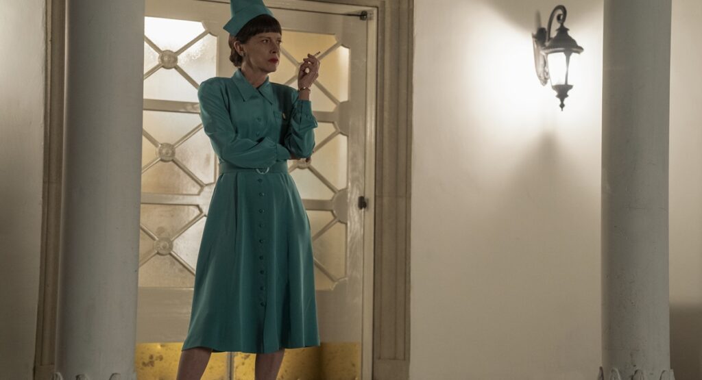 Judy Davis como Betsy na série Ratched