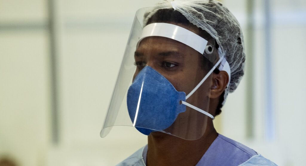 David Junior como Mauro em cena da série Sob pressão
