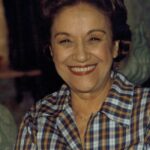 Nari Belo como Dona Santinha na novela Era uma vez