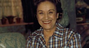 Nari Belo como Dona Santinha na novela Era uma vez