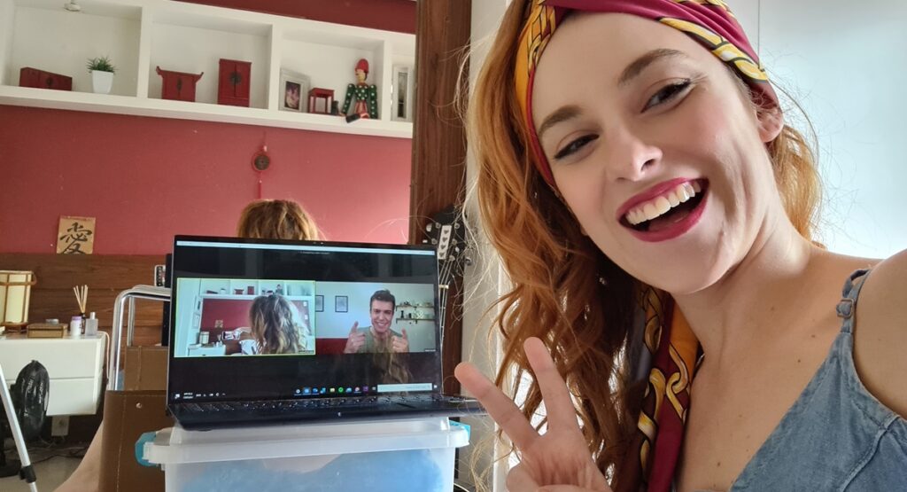 Gabriella di Grecco apresenta o Disney Planet news ao lado de Bruno Heder