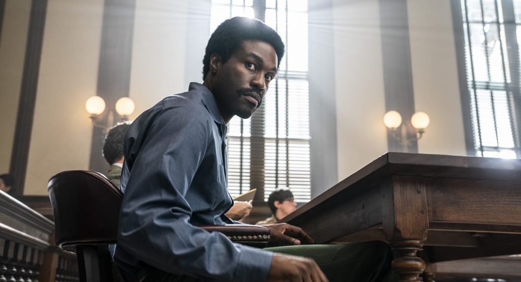 Yahya Abdul-Mateen como Bobby Seale no filme Os 7 de Chicago