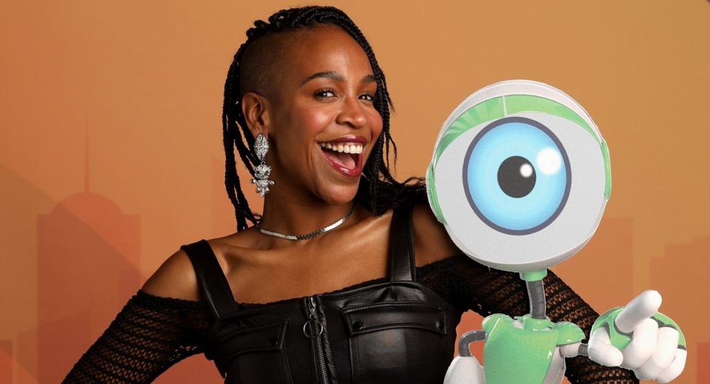 Karol Conká ao lado do bonequinho do BBB21