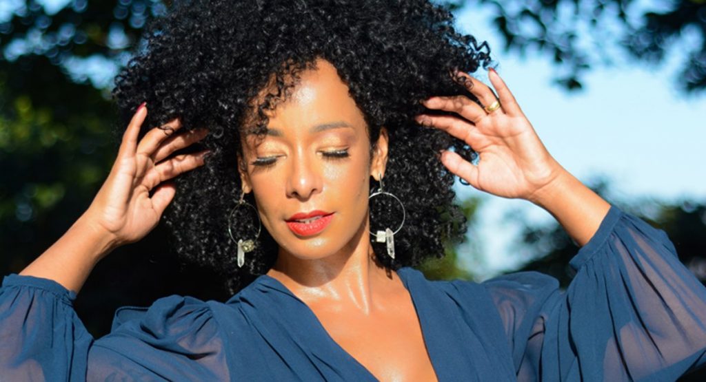 Alinne Prado, apresentadora do TV Fama