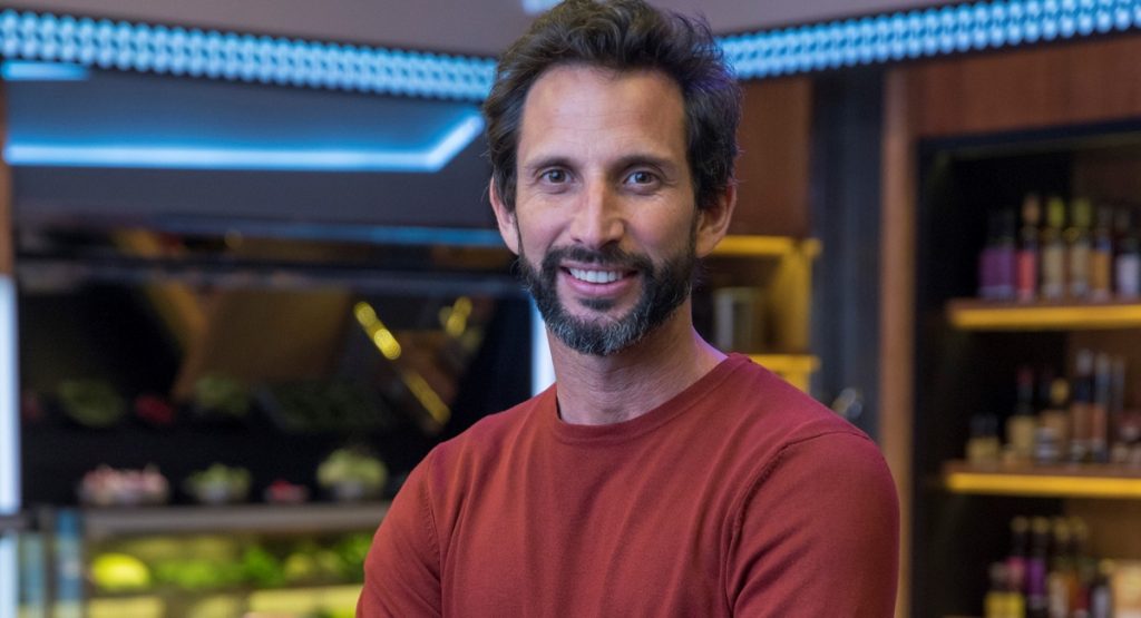 José Avillez no cenário do reality show Mestre do sabor