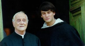 Paulo Autran como padre Nelson e Rodrigo Santoro como frei Malthus na minissérie Hilda Furacão