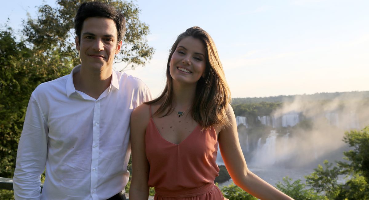 Mateus Solano como Eric e Camila Queiroz como Luiza na novela Pega pega