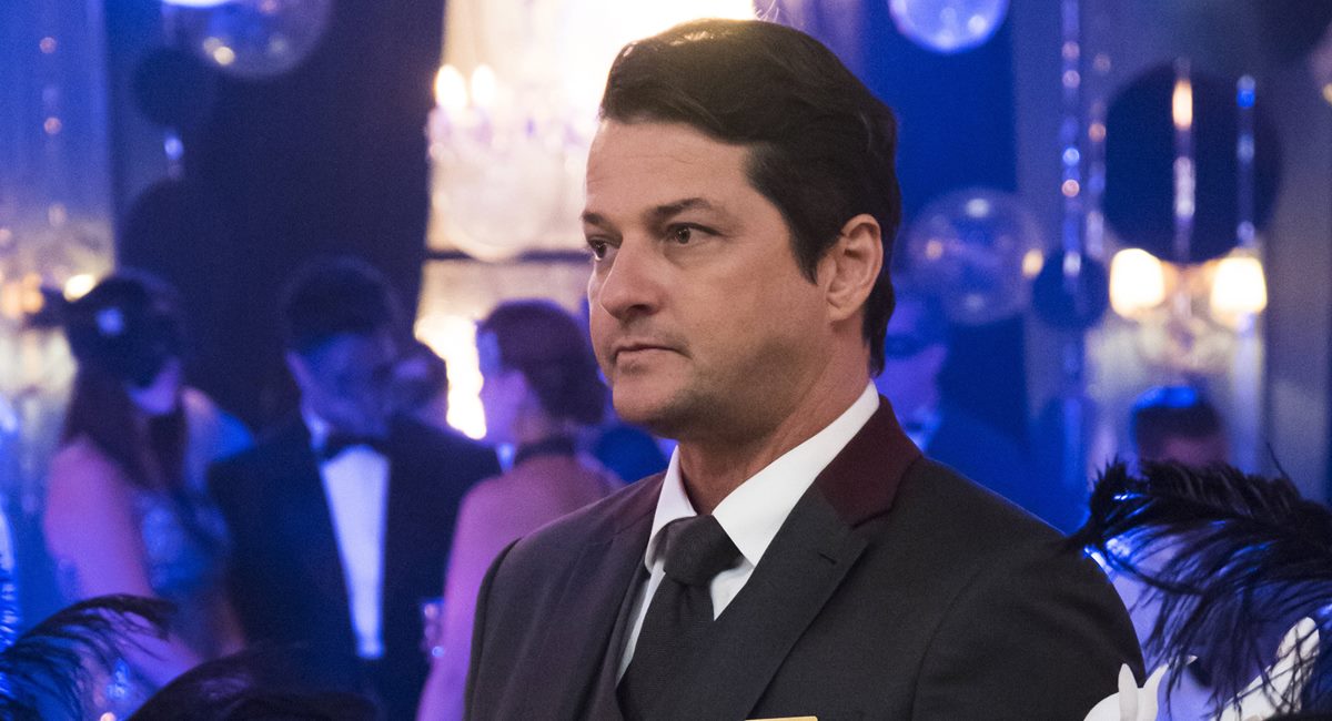 Marcelo Serrado como Malagueta na novela Pega pega