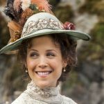Erin Krakow como Elizabeth Thatcher na novela Quando chama o coração