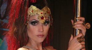 Flávia Alessandra como Alzira na novela Duas Caras