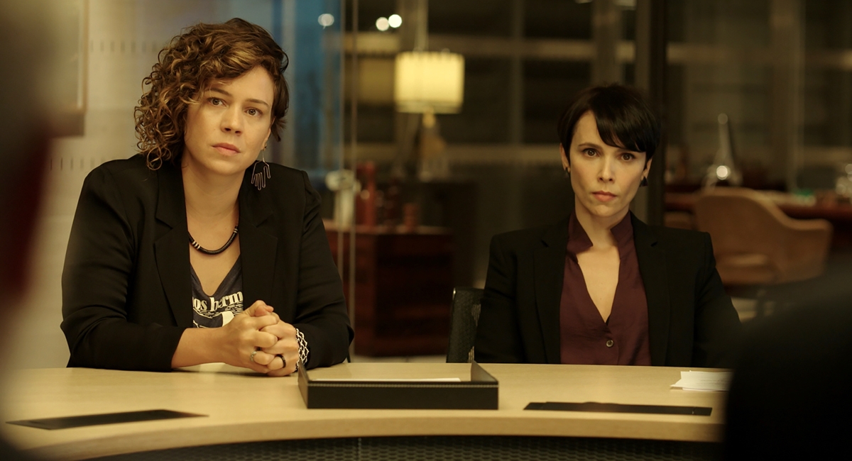 Leandra Leal e Debora Falabella como Luíza e Natalie na série Aruanas