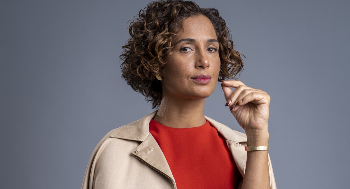 Camila Pitanga como Olga na série Aruanas