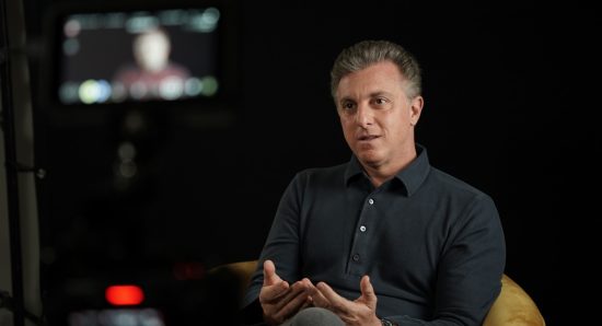 Luciano Huck no documentário Domingão com Huck: A história da história