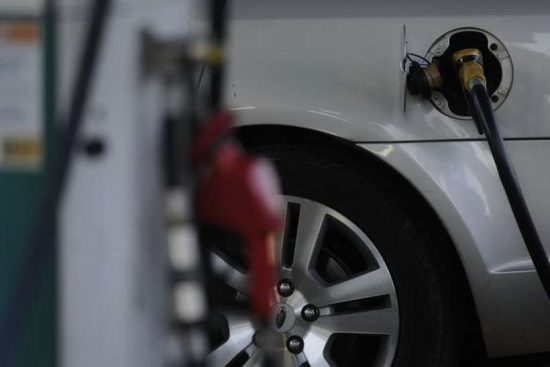 Carro sendo abastecido em posto de gasolina