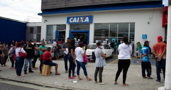 Filas na Caixa para auxílio emergencial