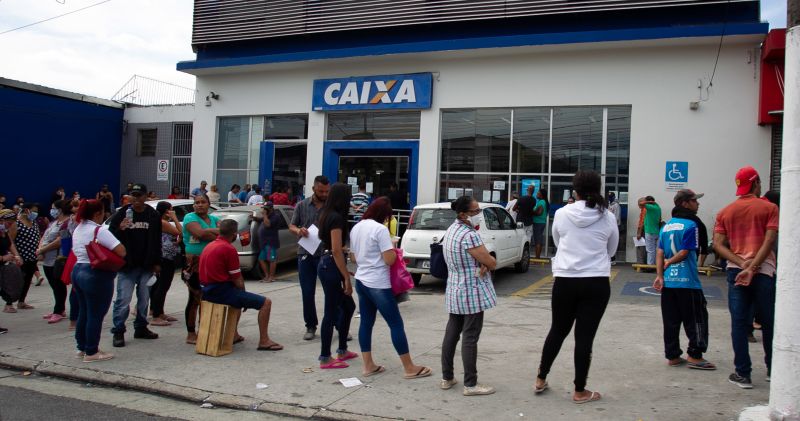 Filas na Caixa para auxílio emergencial