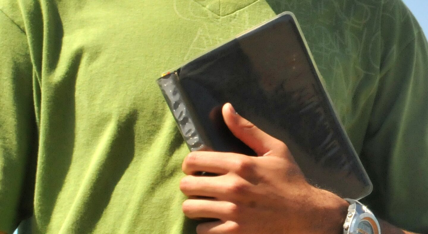 jovem segurando a bíblia