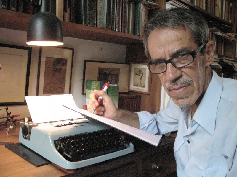 O poeta Armando Freitas Filho.