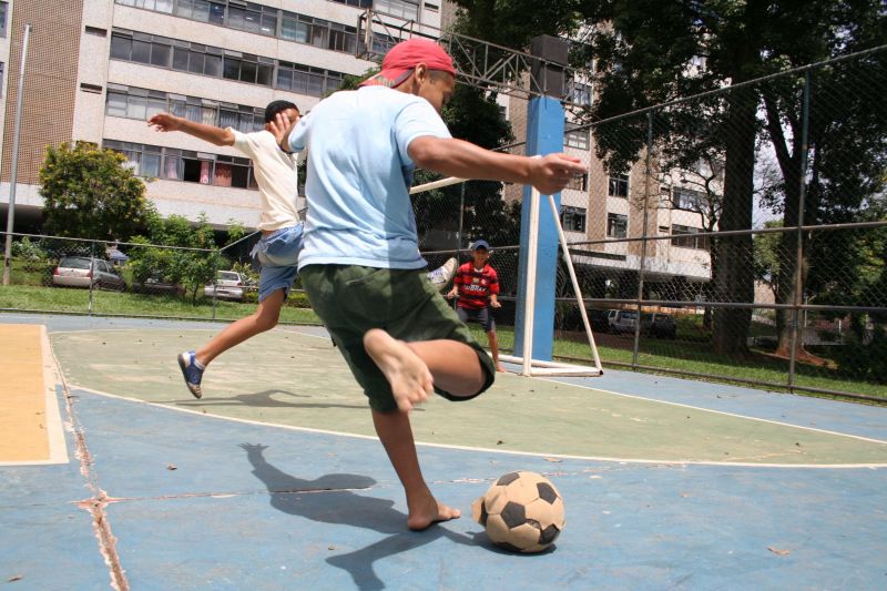Fachada de predio (ao fundo) e criancas jogam bola na Superquadra 306 Norte.