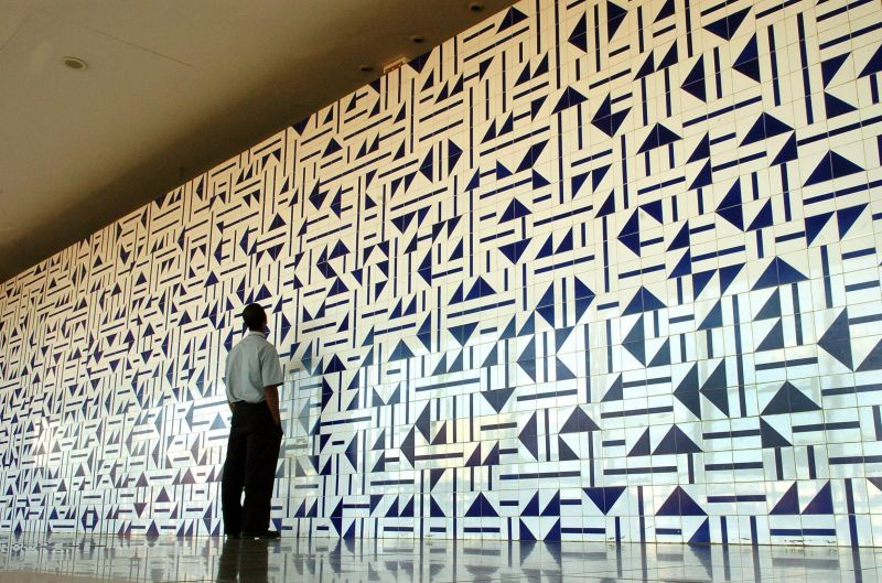 Pessoa proxima a painel de azulejos de Athos Bulcao na Torre de TV.