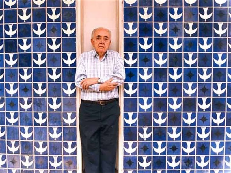 Crédito: Acervo Athos Bulcão/Divulgação. Athos Bulcão, arquiteto em frente ao painel da Igrejinha de Nossa Senhora de Fátima em Brasília.