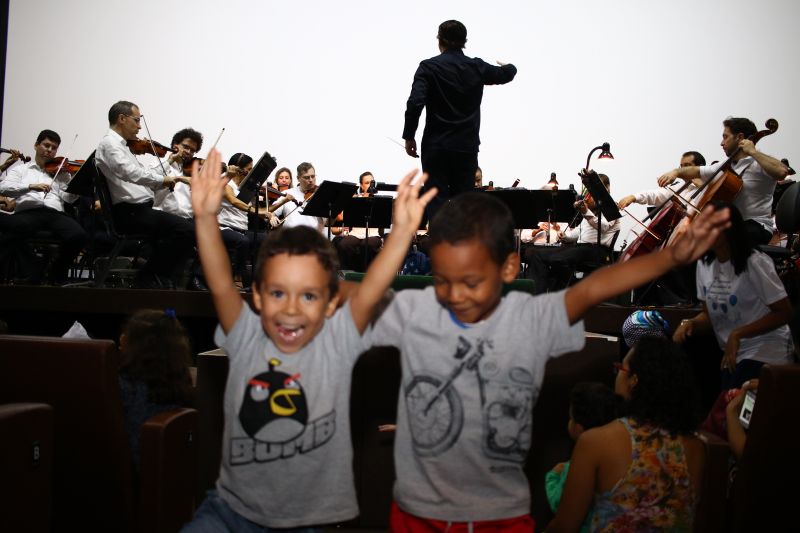 01/04/2017. Crédito: Luís Nova/Esp.CB/D.A. Press. Brasil. Brasília - DF. Orquestra Sinfônica de Brasília faz apresentação especial para crianças autistas, no Cine Brasília. O maestro titular da orquestra, Cláudio Cohen, regerá o concerto.