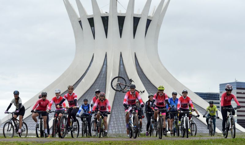 16/01/2016. Crédito: Gustavo Moreno/CB/D.A Press. Brasil. Brasília - DF. Brasília, capital do pedal. O Brasília Batom Bikers é o único grupo de ciclistas da capital organizado unicamente por mulheres. O grupo se reuniu na Catedral Metropolitana de Brasília.