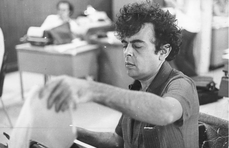 Crédito: Arquivo CB/D.A Press. Brasil. Brasília - DF. Jornalista e cineasta Glauber Rocha na antiga redação do Correio Braziliense.