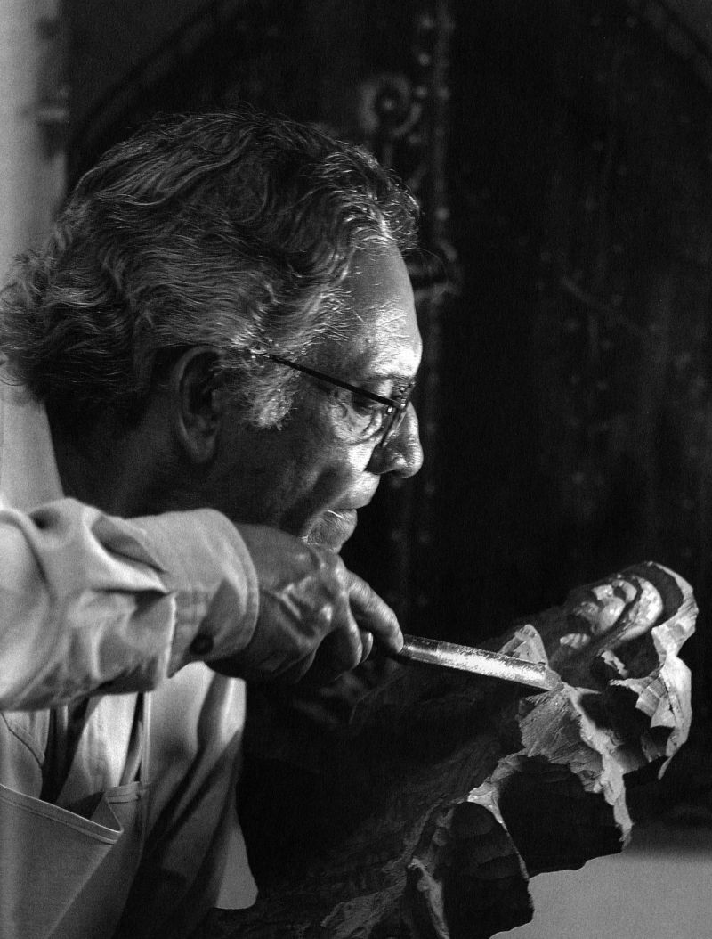 Crédito: Mila Petrillo/Reprodução. O cineasta Vladimir Carvalho esculpe peça em madeira; imagem do catálogo Vladimir Carvalho DOC 8.0.